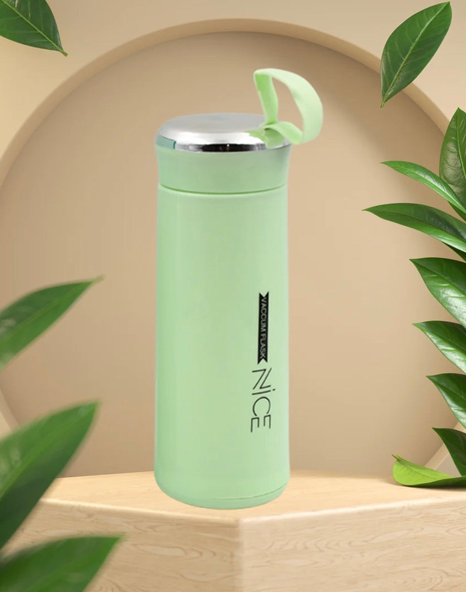 LuxeLookss Vacuum Flask Water Bottle – Leak-Resistant Travel Bottle