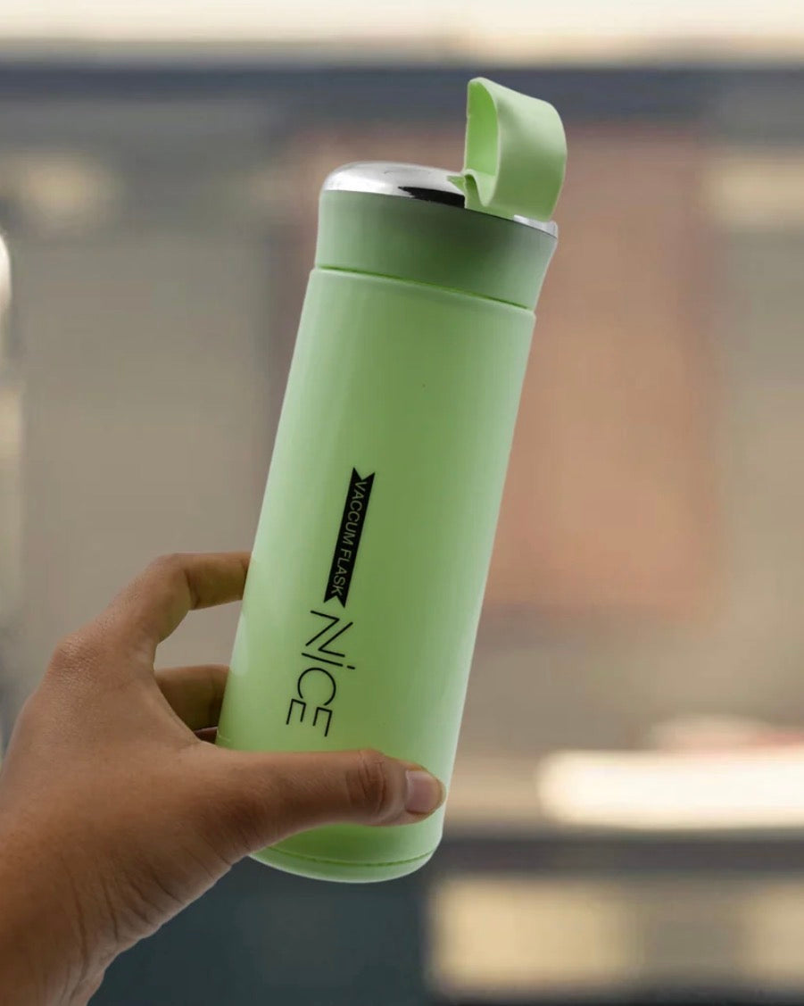 LuxeLookss Vacuum Flask Water Bottle – Leak-Resistant Travel Bottle